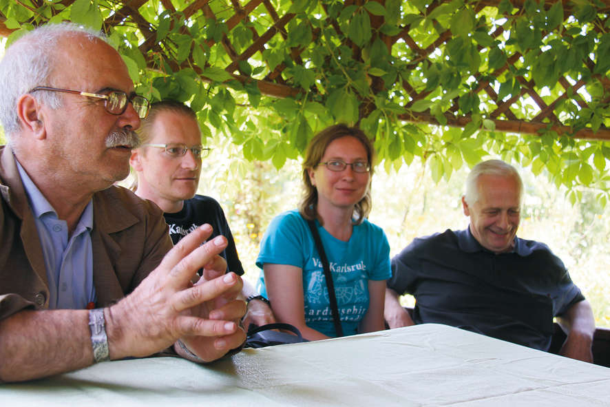 [Bild: Enver Özkahraman und Zuhörer im Kelim-Atelier]